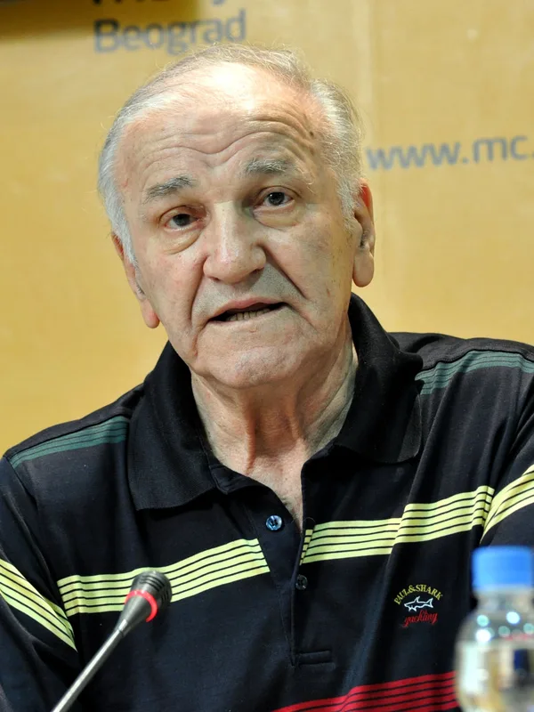 Bata Živojinović