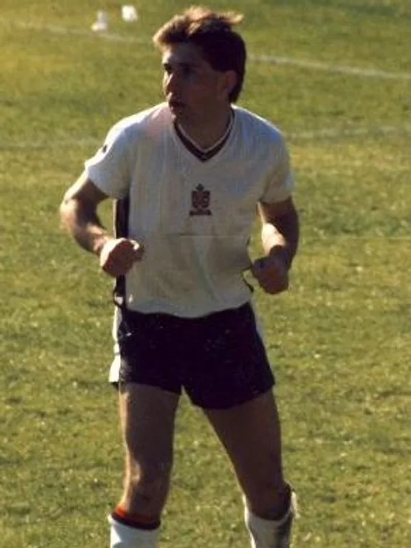 Gary Barnett (footballer)