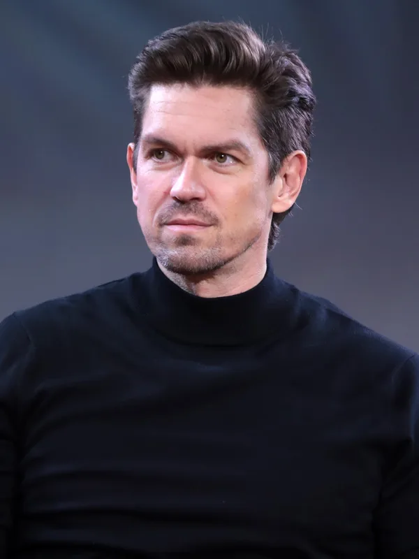 Steve Howey (actor)